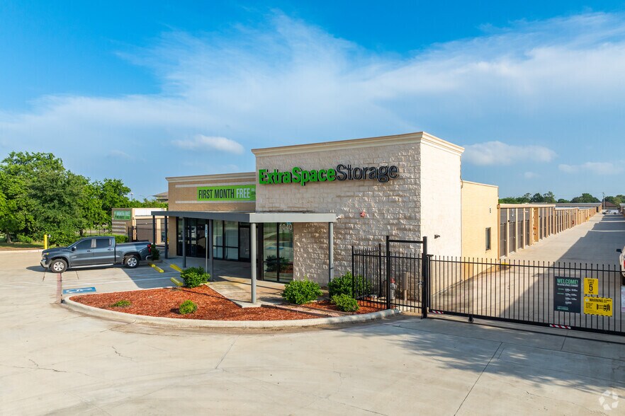 1040 W Sublett Rd, Arlington, TX for lease - Primary Photo - Image 1 of 4