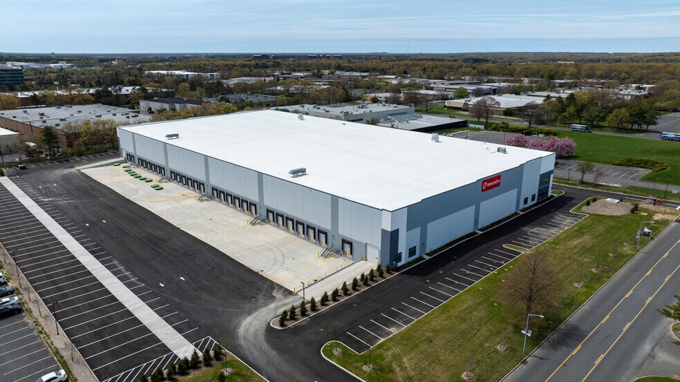 49 Wireless Blvd, Hauppauge, NY à louer - Photo du bâtiment - Image 2 de 3