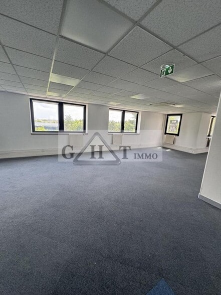 Office in Saint-Denis for lease - Building Photo - Image 2 of 12