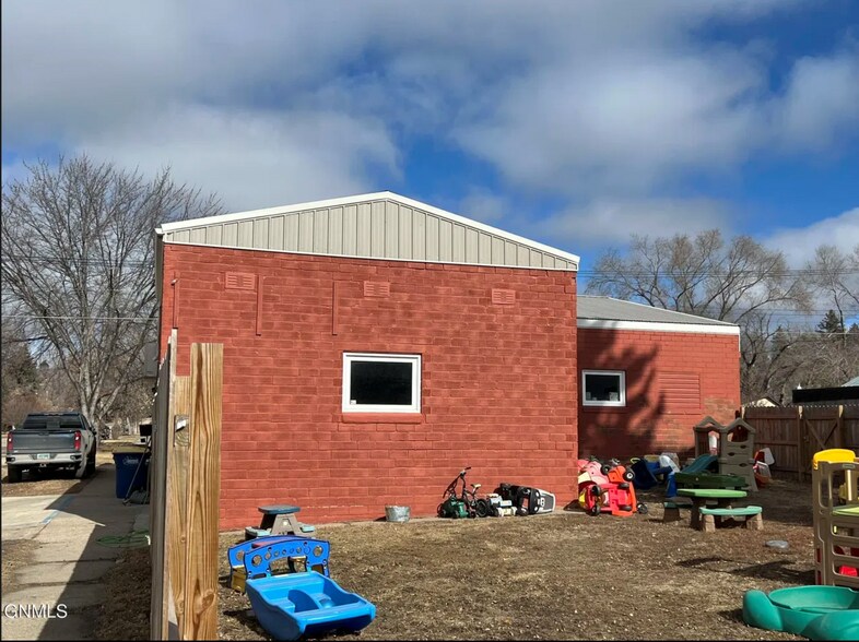 214 6th Ave NE, Jamestown, ND à vendre - Photo du bâtiment - Image 3 de 41
