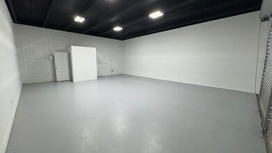 5000 Lake Worth Rd, Lake Worth, FL à louer Photo intérieure- Image 2 de 5