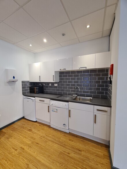 64-66 Macrae Rd, Bristol à vendre - Photo du bâtiment - Image 2 de 7