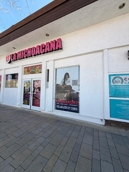 566 W Lancaster Blvd, Lancaster, CA à vendre - Photo du bâtiment - Image 2 de 37