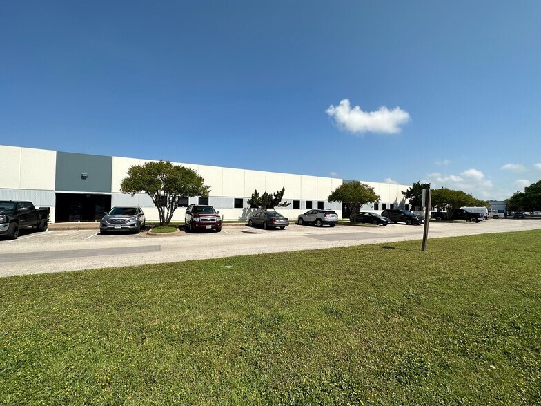 1300 Smith Rd, Austin, TX à louer - Photo du bâtiment - Image 2 de 7