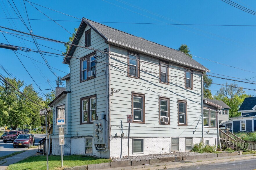 19 N Front St, New Paltz, NY à vendre - Photo du bâtiment - Image 2 de 16