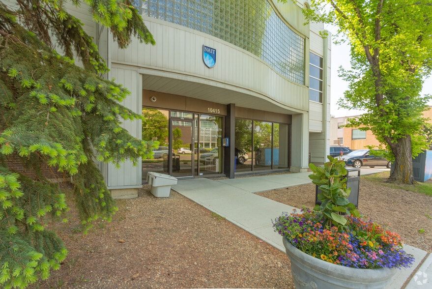 10415 Princess Elizabeth Ave NW, Edmonton, AB à vendre - Photo du bâtiment - Image 2 de 2