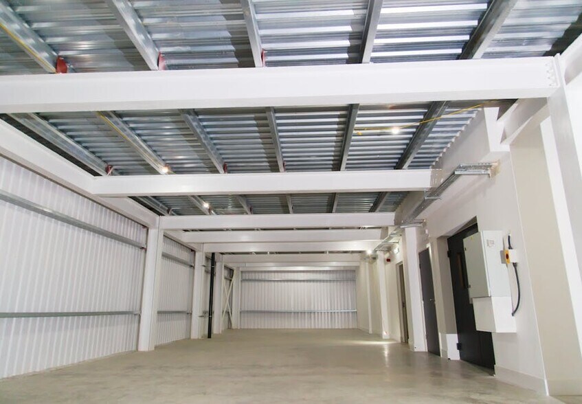 2 Culvert Rd, London for lease - Building Photo - Image 3 of 15