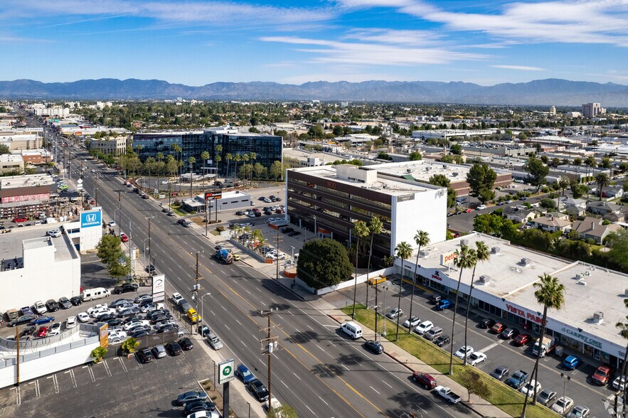 5900 Sepulveda Blvd, Van Nuys, CA à louer - Photo du bâtiment - Image 2 de 4