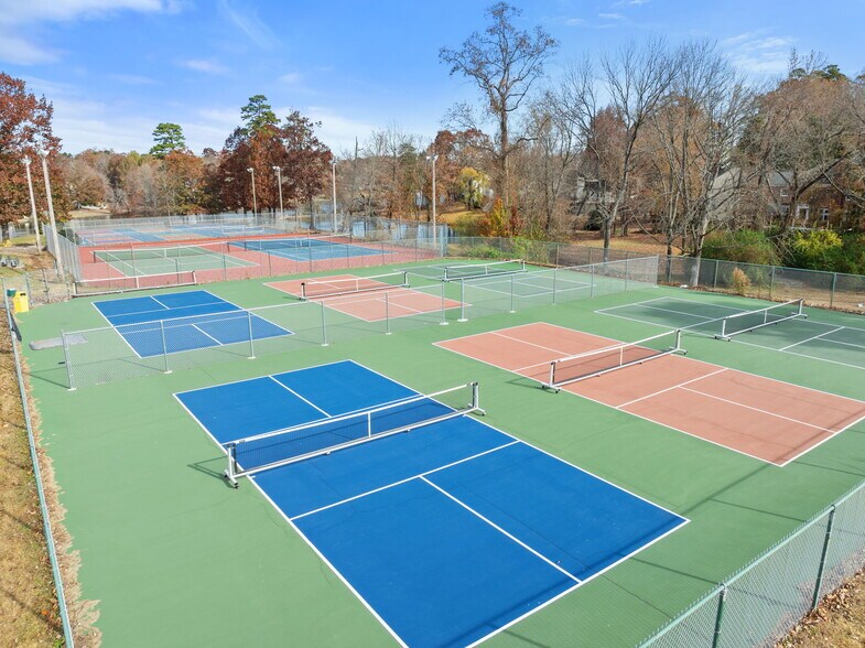 1903 Adams Farm Pky, Greensboro, NC à vendre - Photo du bâtiment - Image 2 de 23