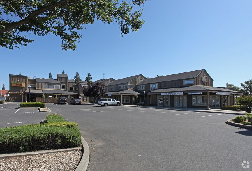 1214 W F St, Oakdale, CA à louer - Photo principale - Image 1 de 1