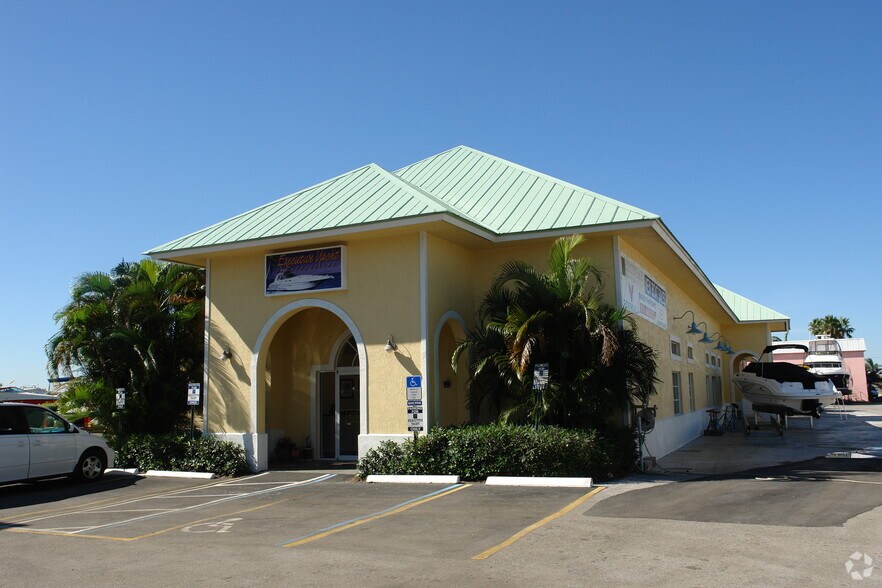 250-300 SW Monterey Rd, Stuart, FL à louer - Photo du bâtiment - Image 2 de 33