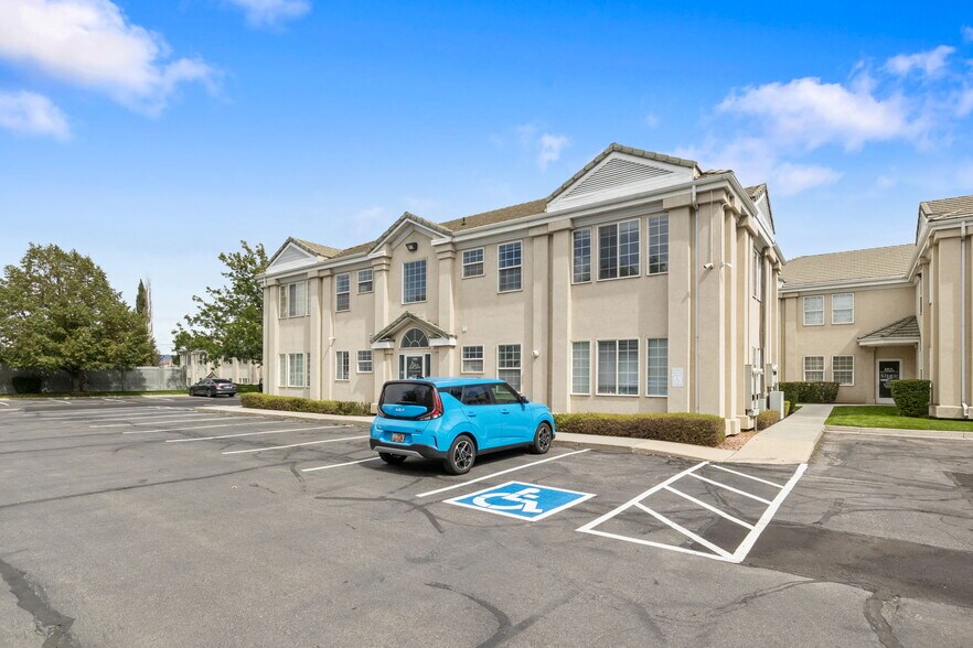 9672 S 700 E, Sandy, UT à vendre - Photo du bâtiment - Image 3 de 22