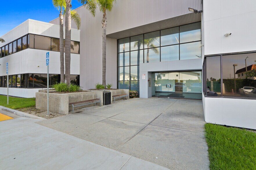 1520 Nutmeg Pl, Costa Mesa, CA à louer - Photo du bâtiment - Image 2 de 6
