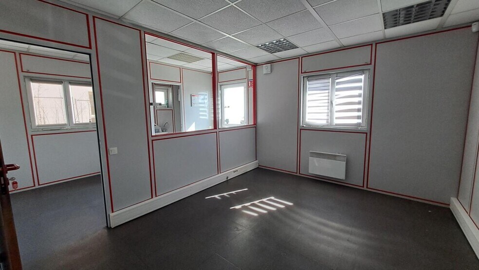 Flex in Belleville-en-Beaujolais for lease - Interior Photo - Image 3 of 4