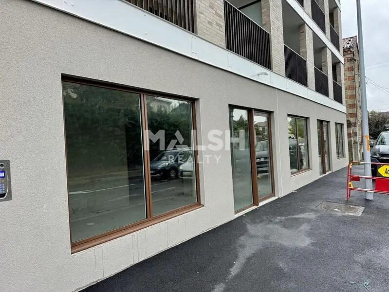 Retail in Saint-Just-Saint-Rambert for lease Building Photo- Image 1 of 4
