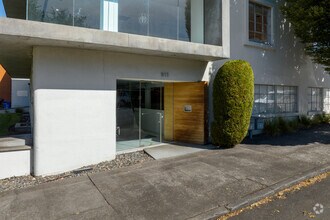 911-915 NE Davis St, Portland, OR for lease Building Photo- Image 1 of 10