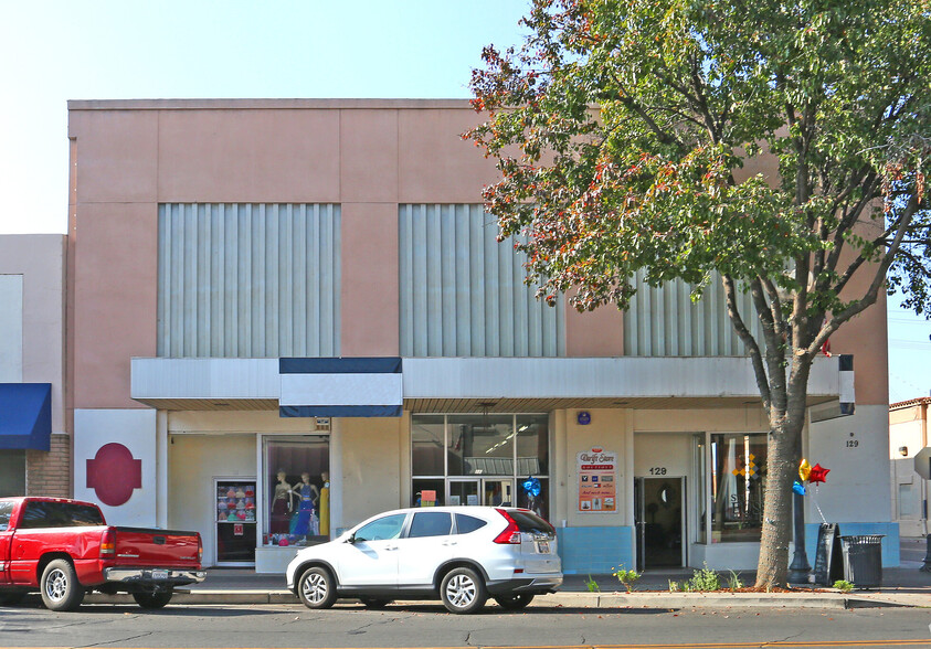 125-129 N Main St, Porterville, CA à louer - Photo du bâtiment - Image 1 de 26