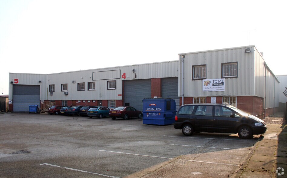 Hampton Rd W, Feltham à louer - Photo du bâtiment - Image 1 de 1