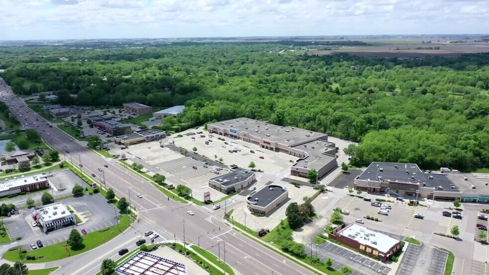 2453-2587 Sycamore Rd, Dekalb, IL à louer - Vidéo sur l’inscription commerciale - Image 2 de 9