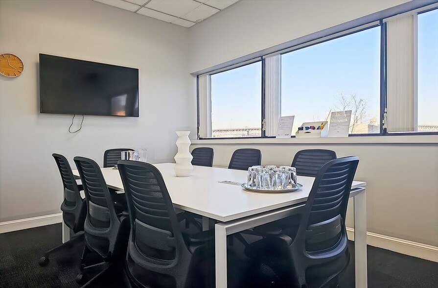 125 Eugene O'Neill Dr, New London, CT for lease - Interior Photo - Image 2 of 14