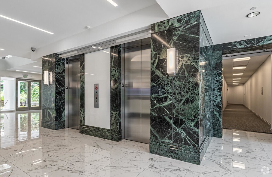 2255 Glades Rd, Boca Raton, FL for lease - Lobby - Image 3 of 12