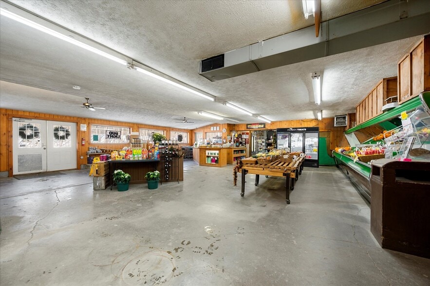 485 Seneca St, Sherrill, NY à vendre - Photo du bâtiment - Image 2 de 35