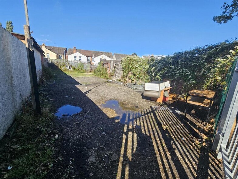 151 Ash Rd, Aldershot à louer - Photo du bâtiment - Image 3 de 15