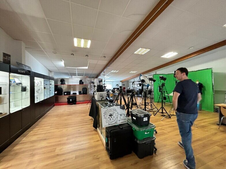 Flex in Decines Charpieu for lease - Interior Photo - Image 3 of 12
