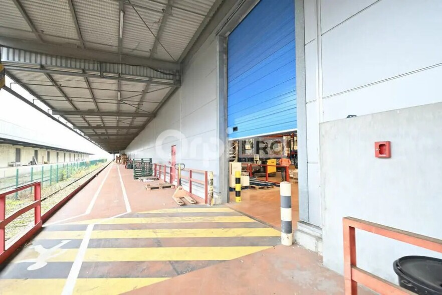 Industriel dans Saint-Quentin-Fallavier à louer - Photo du bâtiment - Image 1 de 2