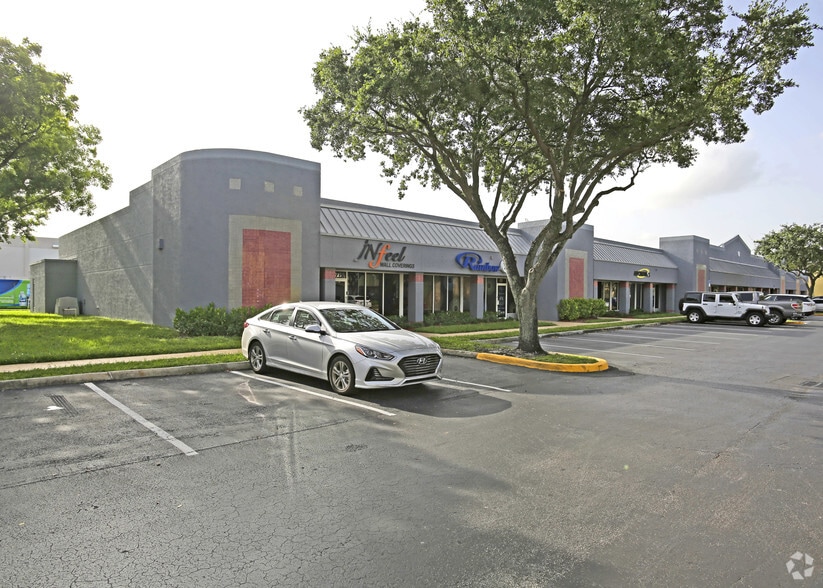 1701-1923 NW 82nd Ave, Miami, FL for lease - Primary Photo - Image 2 of 7