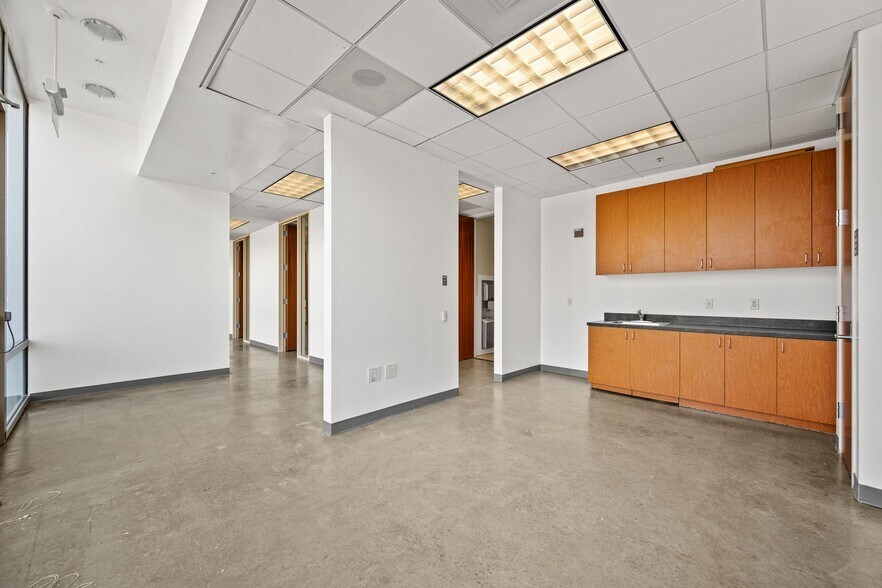 700 Concar Dr, San Mateo, CA à louer - Photo du bâtiment - Image 2 de 5
