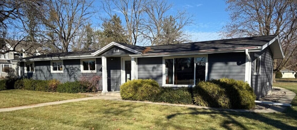 870 Summit Ave, Oconomowoc, WI à vendre - Photo du bâtiment - Image 2 de 31