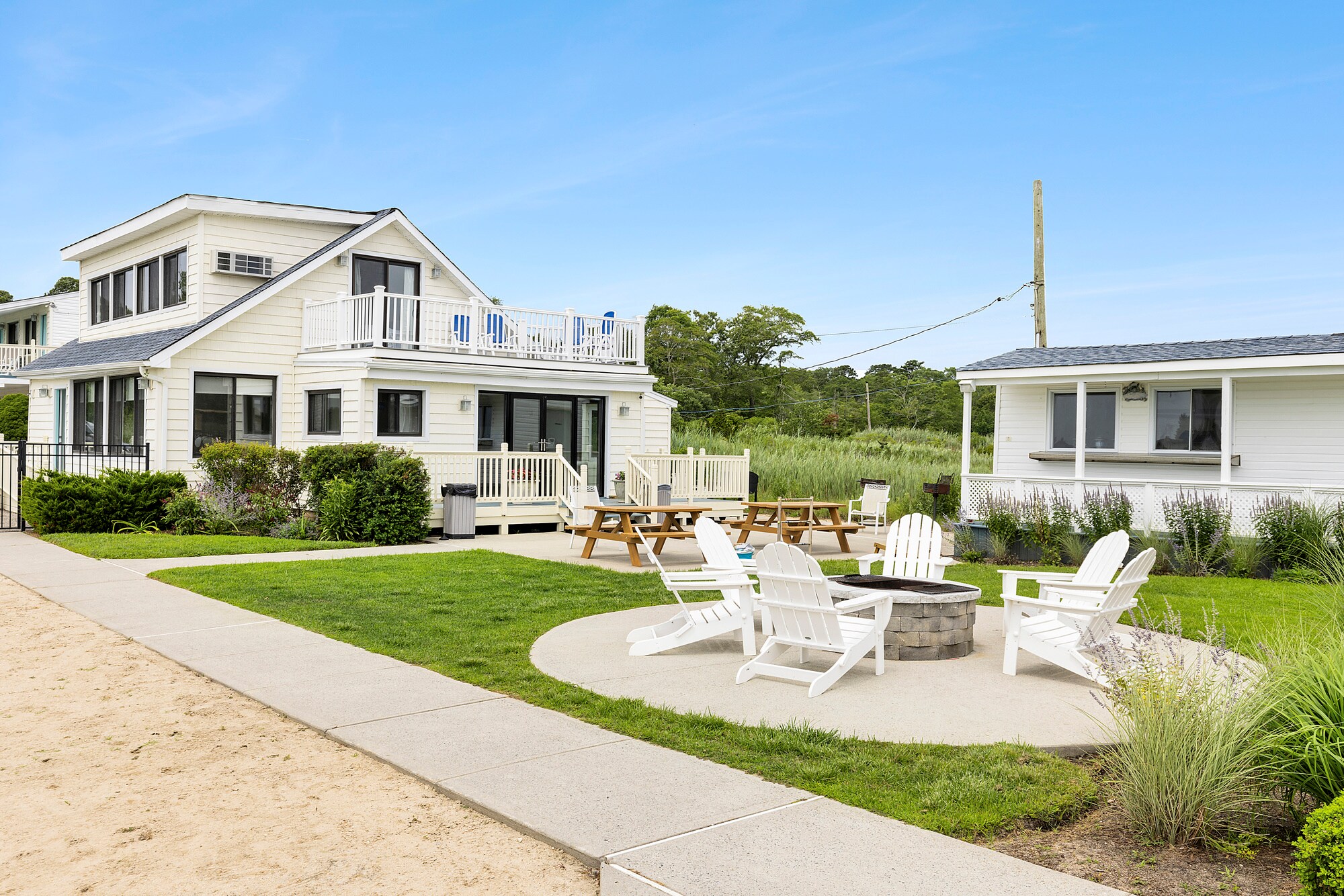 53 W Tiana Rd, Hampton Bays, NY à vendre Photo du bâtiment- Image 1 de 28