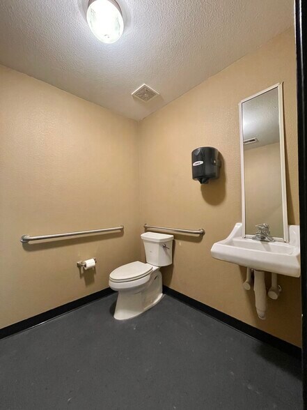 500 E Plantation Dr, Clute, TX à vendre - Photo intérieure - Image 2 de 24