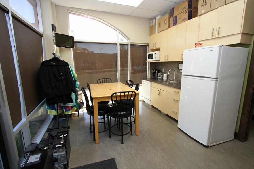 5212 48 St, Red Deer, AB à vendre - Photo intérieure - Image 2 de 56