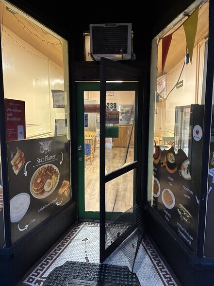 238 Broadway, Newburgh, NY à louer - Photo intérieure - Image 2 de 9