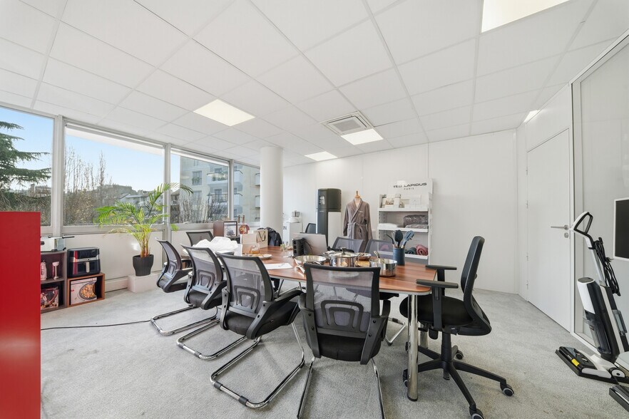 Office in Levallois-Perret for sale - Building Photo - Image 2 of 7