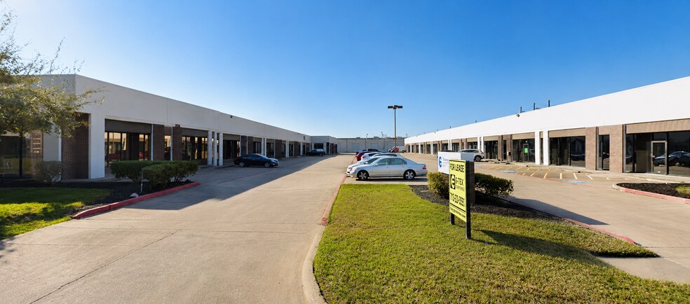 4133-4185 Bluebonnet Dr, Stafford, TX for lease - Building Photo - Image 2 of 5