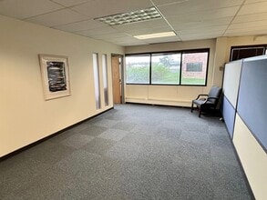 945-951 Hornet Dr, Hazelwood, MO à louer Photo intérieure- Image 2 de 12