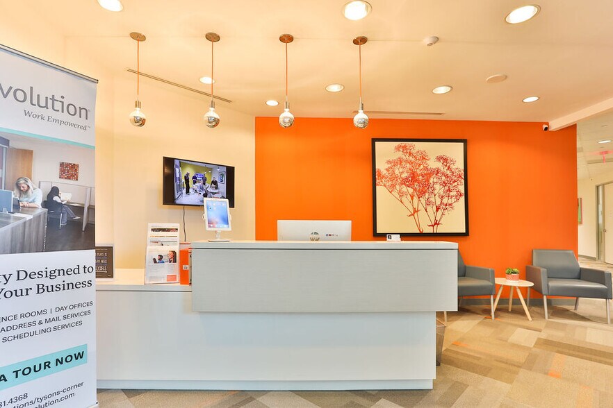 8609 Westwood Center Dr, Vienna, VA à louer - Photo du bâtiment - Image 1 de 21