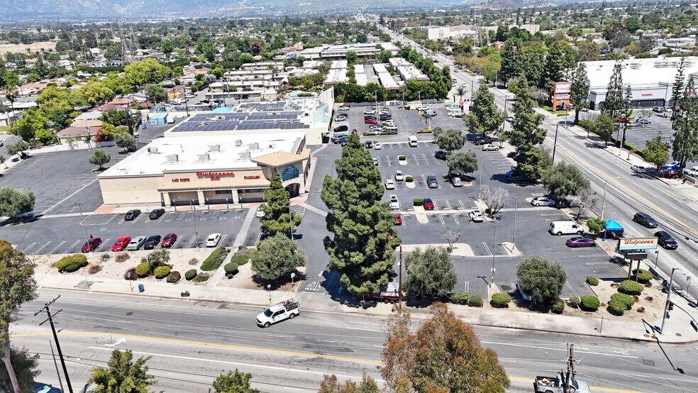 9750 Woodman Ave, Arleta, CA à louer - Photo du bâtiment - Image 2 de 4