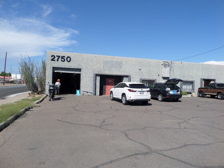 2750 W Palm Ln, Phoenix, AZ à louer - Photo du bâtiment - Image 2 de 2