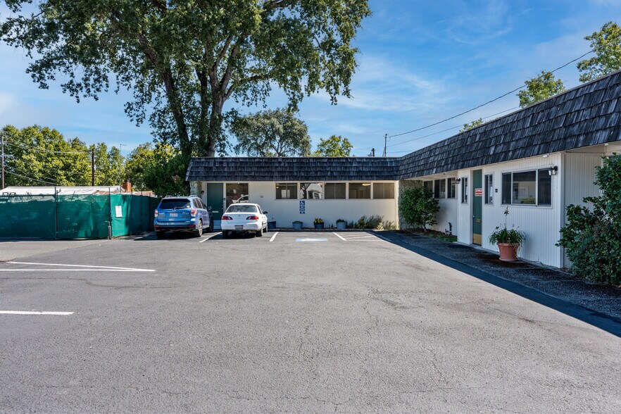 715-721 S Dora St, Ukiah, CA 95482 portefeuille de 2 propriétés à vendre sur LoopNet.ca - Photo du bâtiment - Image 1 de 27