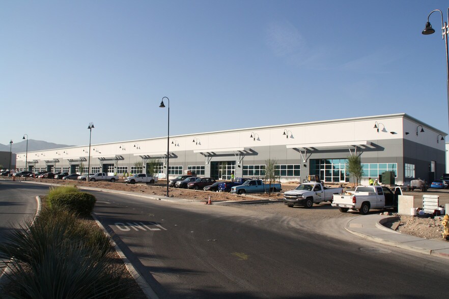 7355 Commercial Way, Henderson, NV à louer - Photo du bâtiment - Image 2 de 17