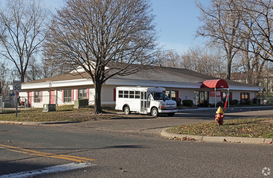 2036 County Road D E, Maplewood, MN à vendre - Photo du bâtiment - Image 2 de 3