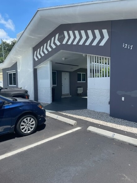 1217 NE 127th St, North Miami, FL for sale - Building Photo - Image 3 of 7