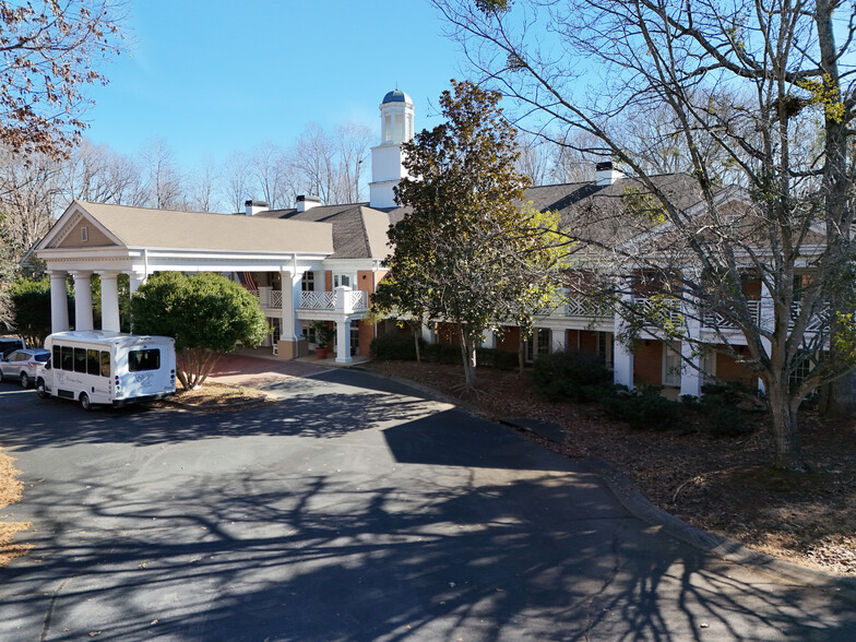 425 Country Club Dr, Stockbridge, GA for sale - Primary Photo - Image 1 of 29