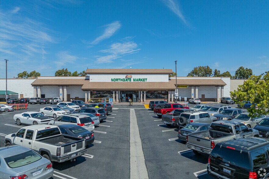 4001-4101 W 1st St, Santa Ana, CA à louer - Photo du bâtiment - Image 3 de 8