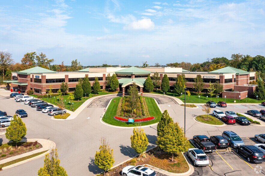 25500 Meadowbrook Rd, Novi, MI à louer - Photo du bâtiment - Image 2 de 8