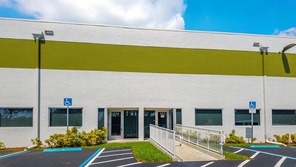 1400 NW 88th Ave, Doral, FL à louer - Photo du bâtiment - Image 3 de 8